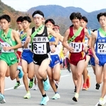 兵庫県高校駅伝西播地区予選、一斉にスタートする男子１区の選手たち＝兵庫県上郡町苔縄