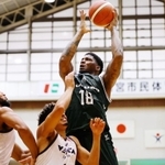 西宮-長崎　第２クオーター、シュートを決める西宮のジョーンズ（Ｂリーグ提供）
