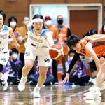 Ｗリーグでの初試合で果敢にボールを奪って攻め上がる姫路イーグレッツの選手たち（左から文屋、白崎、樋口）＝２２日午後、新潟県阿賀野市、水原総合体育館（撮影・大山伸一郎）