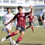 三田学園－琴丘　前半、右足で先制ゴールを決める三田学園のＭＦ鬼武（１８）