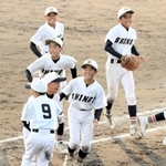 新宮-甲陵　初優勝を決めて笑顔の新宮ナイン