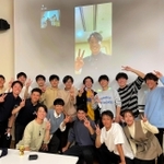 同級生らと画面越しに記念写真に納まる橋本達弥投手（中央上）＝長田高校、神戸市長田区池田谷町２