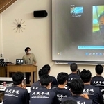 テレビ電話で同級生からの質問に答える橋本達弥投手（右）＝長田高校、神戸市長田区池田谷町２