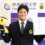 ヤクルトの担当スカウトから指名挨拶を受け橋本星哉。入団する意向を示し「打てる捕手」と抱負を誓った＝２６日午後、千葉県我孫子市の中央学院大（大学提供）