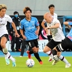 川崎－神戸　後半途中に投入されたイニエスタ（右から２人目）がドリブルで打開を図る＝川崎市、等々力陸上競技場