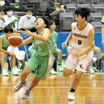 女子決勝・百合中-Ｎｏｒｔｈ　Ｗａｖｅ　終盤にドリブルで攻め込むＮｏｒｔｈ　Ｗａｖｅの宮城（左）