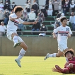 滝川第二－神戸弘陵　後半、均衡する展開で鮮やかな決勝点を決めた滝川第二のＦＷ西村（左）＝アスパ五色（撮影・小林良多）