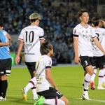 川崎－神戸　試合終了の笛が鳴り、肩を落とす神戸イレブン