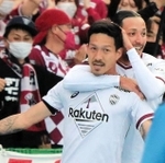 川崎－神戸　後半６分、直接ＦＫを決めて喜ぶ神戸の小林祐（４９）