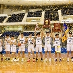 ２年ぶりに優勝を決め喜ぶ報徳の選手＝神戸市須磨区、グリーンアリーナ神戸（撮影・坂井萌香）