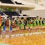 ３連覇を喜び合う三田松聖の選手ら＝神戸市須磨区、グリーンアリーナ神戸（撮影・坂井萌香）