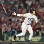 美しい打撃フォームからアーチを架けた元阪神の桧山進次郎氏＝２０００年７月１５日、甲子園