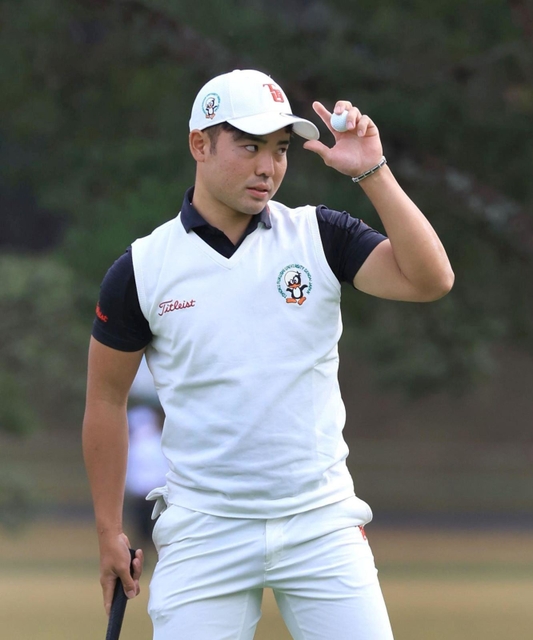 １番でバーディーを決め、ギャラリーの声援に応える蟬川泰果＝３日午前、加東市永福、ＡＢＣゴルフ倶楽部（撮影・辰巳直之）