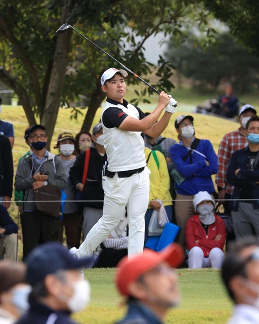 注目のプロ転向初戦。２番、大勢のギャラリーの前でティーショットを放つ蟬川泰果＝３日午前、加東市永福、ＡＢＣゴルフ倶楽部（撮影・辰巳直之）
