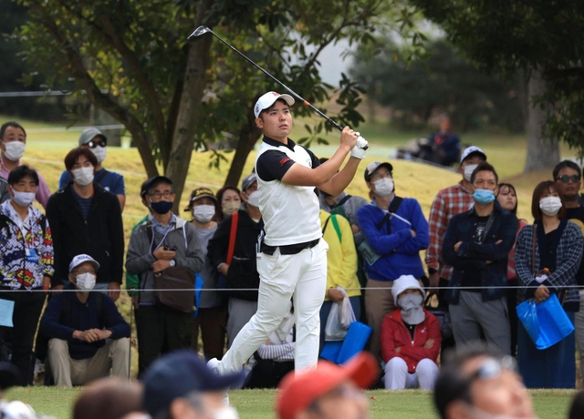 注目のプロ転向初戦。２番、大勢のギャラリーの前でティーショットを放つ蟬川泰果＝３日午前、加東市永福、ＡＢＣゴルフ倶楽部（撮影・辰巳直之）