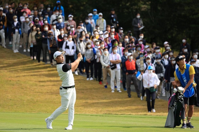 １番、大勢のギャラリーの前でショットを放つ蟬川泰果。右端はキャディーの石過龍次郎さん＝３日午前、加東市永福、ＡＢＣゴルフ倶楽部（撮影・辰巳直之）