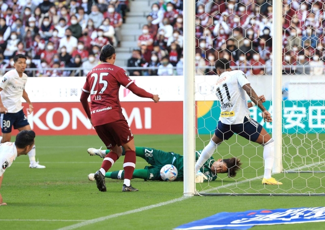 神戸-横浜Ｍ　前半、ゴールに吸い込まれそうなボールを止める神戸のＧＫ坪井（中央奥）＝ノエビアスタジアム神戸（撮影・小林良多）