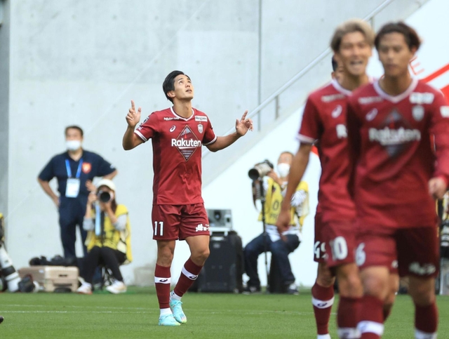 神戸-横浜Ｍ　前半終了間際に同点ゴールを決め、天を見つめる神戸の武藤（中央）＝ノエビアスタジアム神戸（撮影・小林良多）