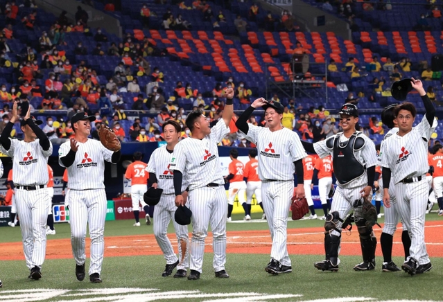 三菱重工Ｗｅｓｔ－日立製作所　２回戦を突破し、笑顔でスタンドにあいさつする三菱重工Ｗｅｓｔナイン＝京セラドーム大阪（撮影・鈴木雅之）