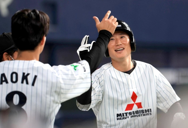三菱重工Ｗｅｓｔ－日立製作所　４回裏三菱重工Ｗｅｓｔ、先制のホームを踏み、ナインに迎えられる湯口（右）＝京セラドーム大阪（撮影・鈴木雅之）