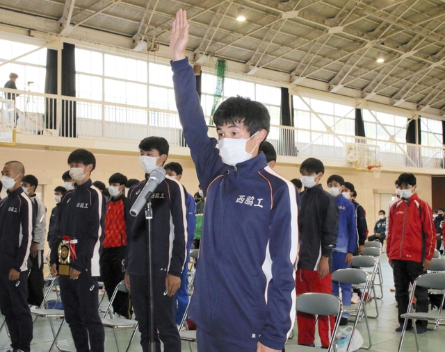 開始式で選手宣誓をする男子・西脇工の藤田大智主将