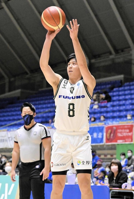 青森－西宮　第２クオーター、シュートを放つ西宮の浜高＝Ｂリーグ提供