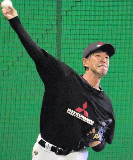 引退試合に向けてブルペンで投げ込む三菱重工Ｗｅｓｔの守安玲緒＝11日午前、明石市二見町、三菱重工Ｗｅｓｔ二見グラウンド