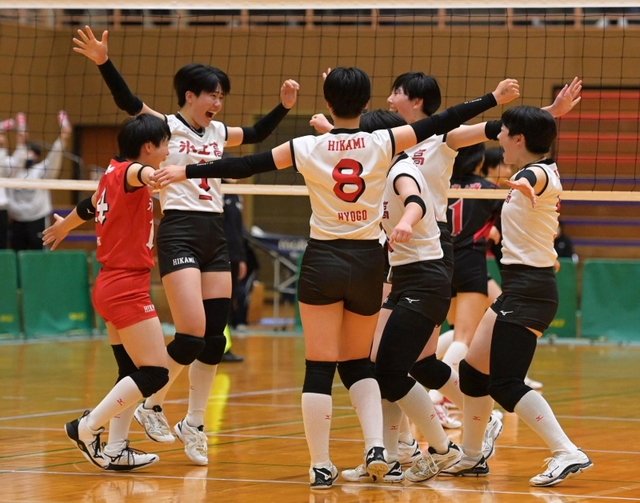 女子決勝・氷上-須磨ノ浦　優勝を決め喜ぶ氷上の選手たち＝１３日午後、西宮市鳴尾浜１、県立総合体育館（撮影・秋山亮太）