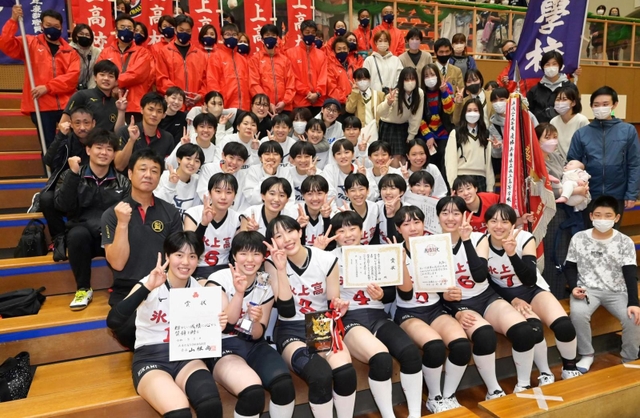 女子で優勝を決め、満面の笑みで記念写真に納まる氷上の選手ら＝西宮市鳴尾浜１、県立総合体育館（撮影・秋山亮太）