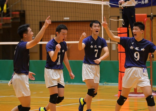 男子決勝・市尼崎-神港学園　優勝を決め喜ぶ市尼崎の選手たち＝１３日午後、西宮市鳴尾浜１、県立総合体育館（撮影・秋山亮太）