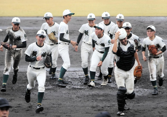 ２２年ぶりに秋季近畿大会優勝を決め、笑顔で整列に向かう報徳ナイン＝マイネットスタジアム皇子山