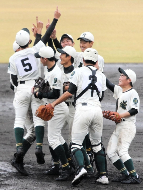 ２２年ぶりに秋季近畿大会優勝を決め、マウンドで喜ぶ報徳ナイン＝マイネットスタジアム皇子山
