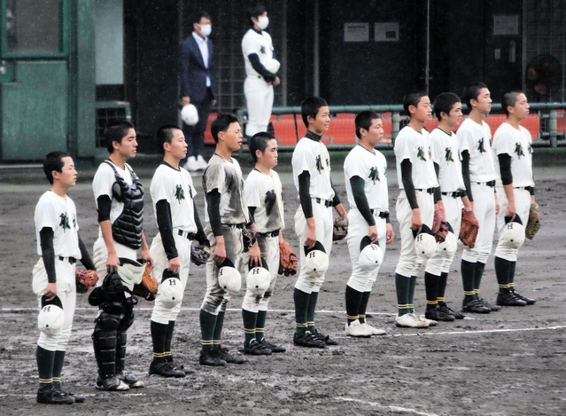 ２２年ぶりに秋季近畿地区大会優勝を決め、校歌を聞く報徳ナイン