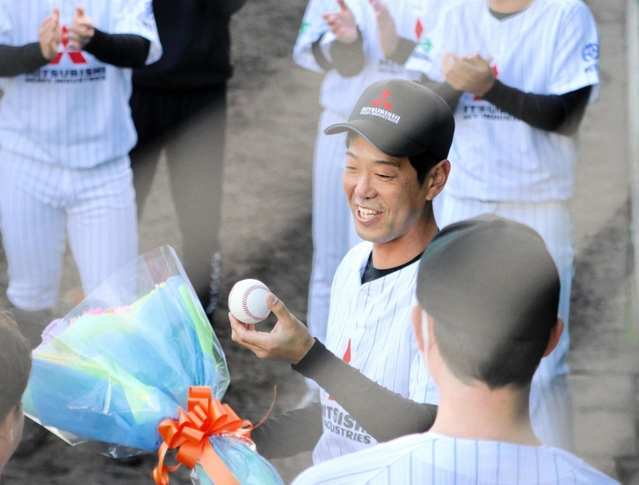 引退試合の勝利球と花束に笑顔の三菱重工Ｗｅｓｔの守安＝明石市明石公園、明石トーカロ球場