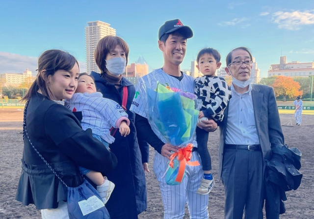 引退試合を終えて家族と笑顔で写真に収まる三菱重工Ｗｅｓｔの守安（右から３人目）＝明石市明石公園、明石トーカロ球場