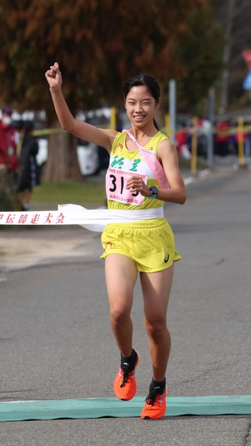 連覇を果たした女子・稲美のアンカー吉川陽菜＝１９日、豊岡市日高町（撮影・長嶺麻子）