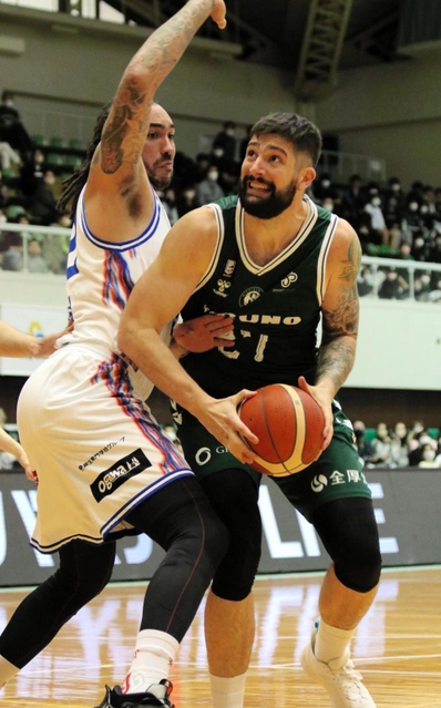 西宮-福岡　第１クオーター、シュートを狙う西宮のディメッツ（右）