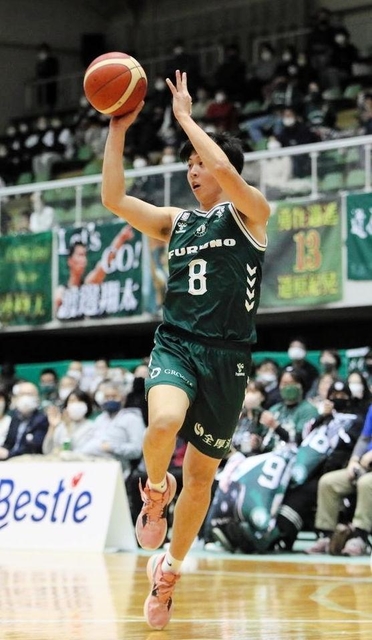 西宮-福岡　第２クオーター、パスを出す西宮の浜高