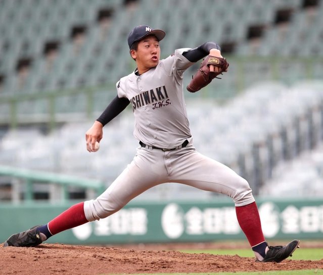 写真③高校最後の試合となった育英戦で先発した西脇工業高時代の巨人・大勢＝２０１７年７月