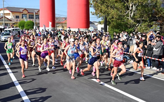 勢いよくスタートする女子の選手たち＝２７日午前、南あわじ市のおのころ島神社（撮影・坂井萌香）