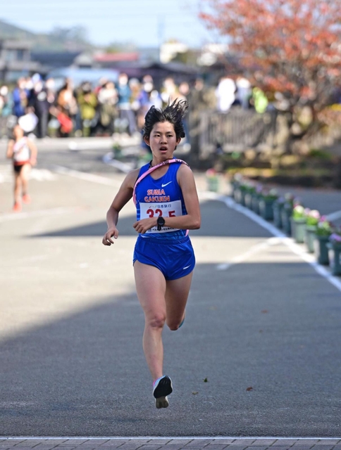 ３位でフィニッシュする須磨学園のアンカー黒田奈那＝２７日午前、南あわじ市の三原中学校（撮影・坂井萌香）