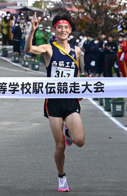 優勝した男子・西脇工のアンカー稲見峻＝２７日午後、南あわじ市の三原中学校（撮影・坂井萌香）
