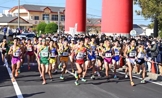 勢いよくスタートする男子の選手たち＝２７日午前、南あわじ市のおのころ島神社（撮影・坂井萌香）