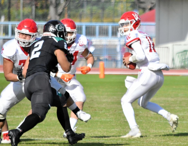 京大－甲南大　第１クオーター、パスの出しどころを探る甲南大のＱＢ竹原（右）＝大阪・万博記念競技場