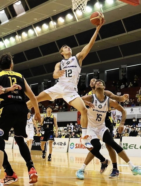香川-西宮　第３クオーター、シュートする西宮の川島（１２）＝（Ｃ）B.LEAGUE