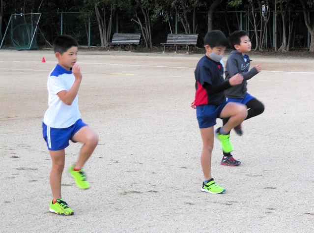 山陽特殊製鋼陸上部の小学生陸上教室で練習する小学生＝姫路市飾磨区中島