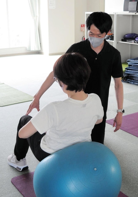 個別トレーニングの指導をする篠藤淳コーチ＝姫路市飾磨区細江