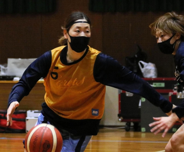 １試合平均得点で五輪代表らを抑えてリーグ首位に立つ姫路の白崎みなみ主将（左）＝兵庫県市川町の旧鶴居中
