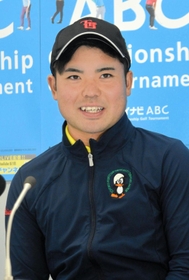 プロ転向から一夜明け、今後の抱負を語る蟬川泰果＝加東市、ＡＢＣ・ＧＣ