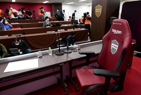 ヴィッセル神戸の会見場。新調された椅子に座るはずだった大迫勇也は落選となった＝１日午後、神戸市兵庫区御崎町１、ノエビアスタジアム神戸（撮影・中西幸大）